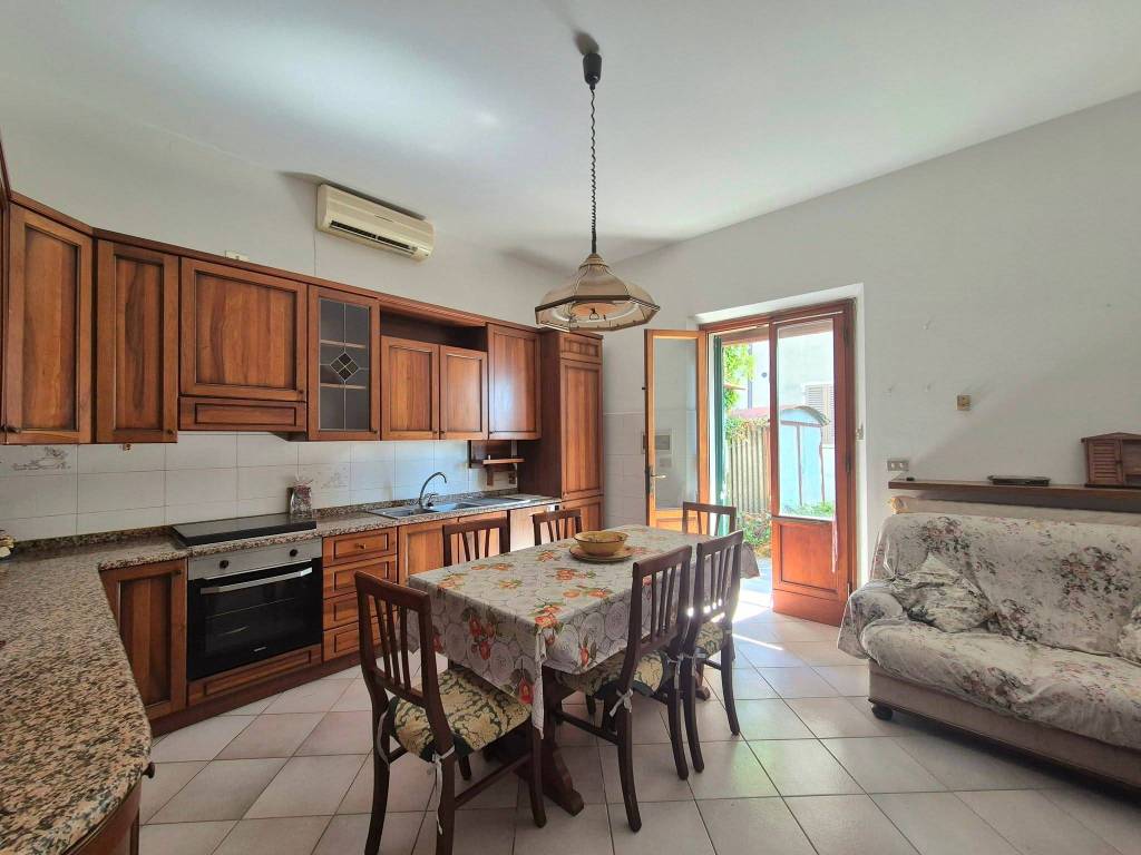 casa indipendente in vendita a Pistoia in zona Bottegone
