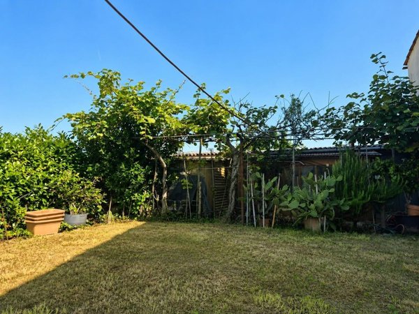 casa indipendente in vendita a Pistoia in zona Bottegone