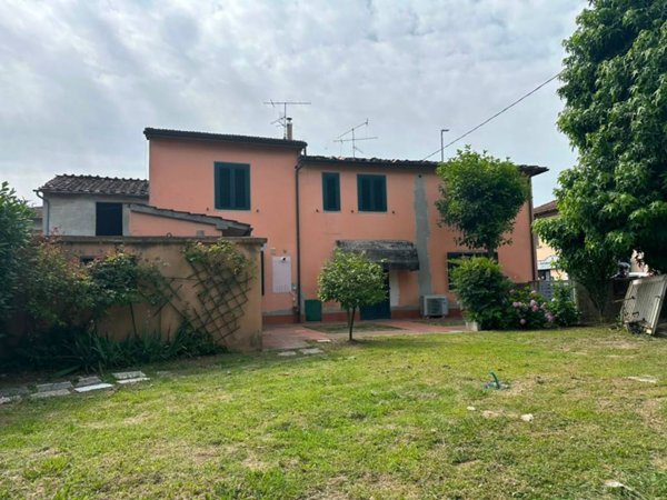 casa indipendente in vendita a Pistoia in zona Bottegone