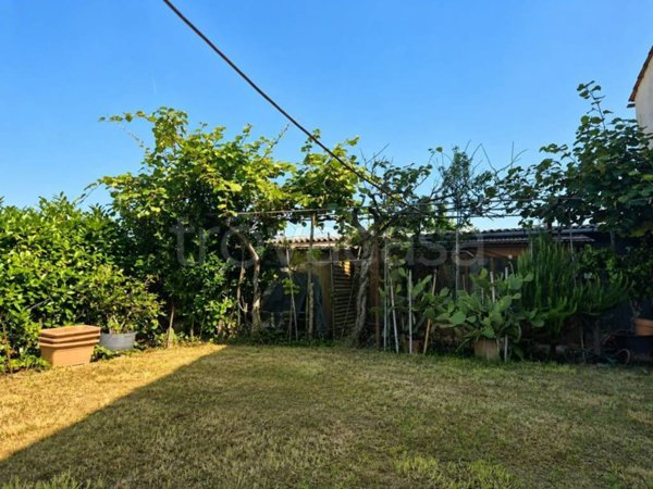 casa indipendente in vendita a Pistoia in zona Bottegone