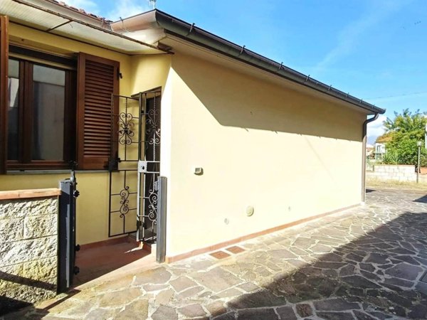 casa indipendente in vendita a Pistoia in zona Bottegone