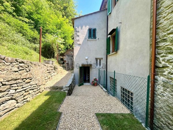 intera palazzina in vendita a Pistoia in zona Le Piastre