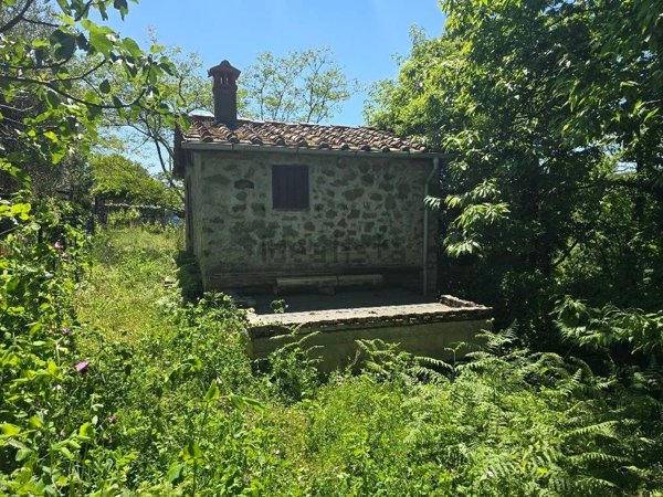 locale di sgombero in vendita a Pistoia in zona Campiglio