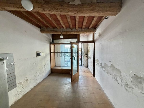 locale di sgombero in vendita a Pistoia in zona Stadio