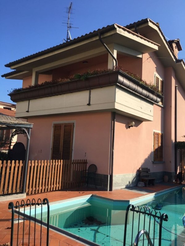 casa indipendente in vendita a Pistoia in zona Stadio