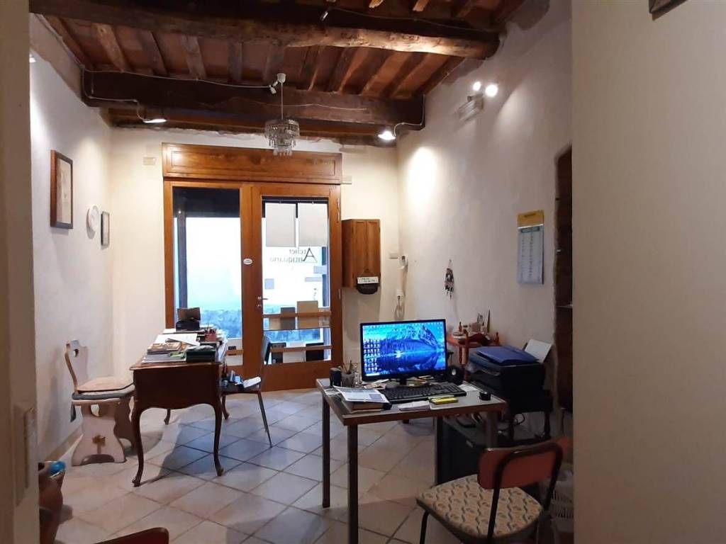 negozio in vendita a Pistoia in zona Centro Città