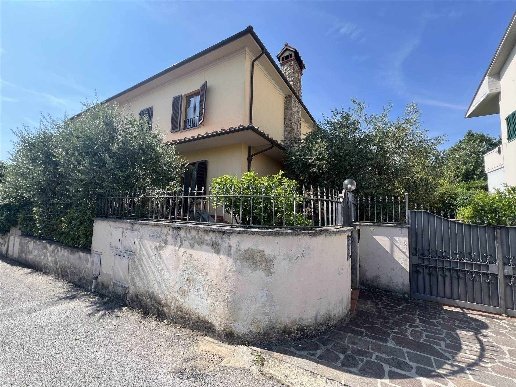 casa indipendente in vendita a Pistoia in zona Stadio