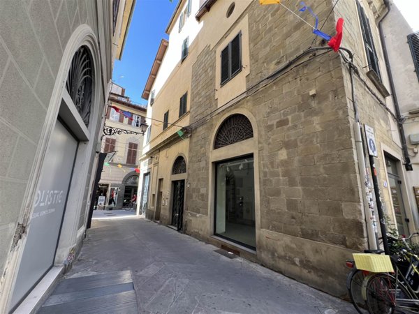 negozio in vendita a Pistoia in zona Centro Città