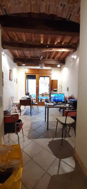 negozio in vendita a Pistoia in zona Centro Città