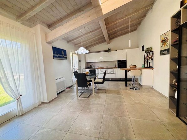casa indipendente in vendita a Pistoia in zona Stadio