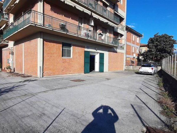 locale commerciale in vendita a Pistoia in zona Stadio