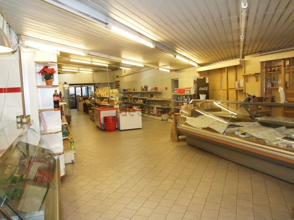 locale commerciale in vendita a Pistoia in zona Stadio