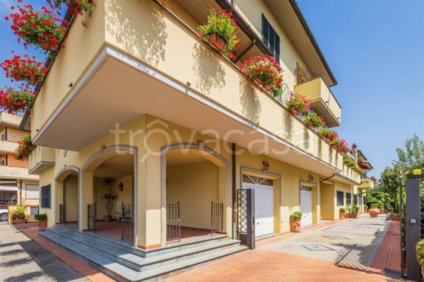 casa indipendente in vendita a Pistoia in zona Bottegone
