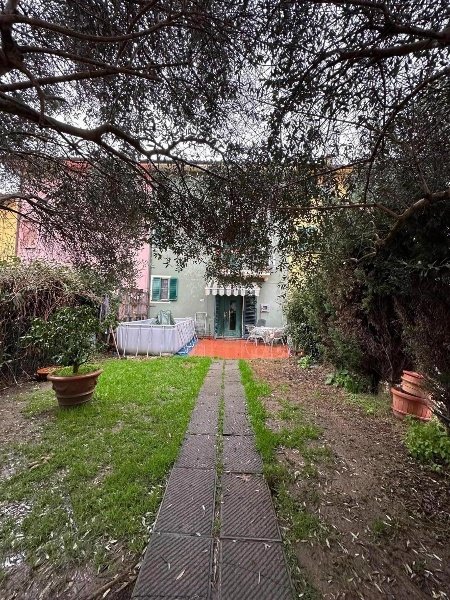 intera palazzina in vendita a Ponte Buggianese in zona Vione