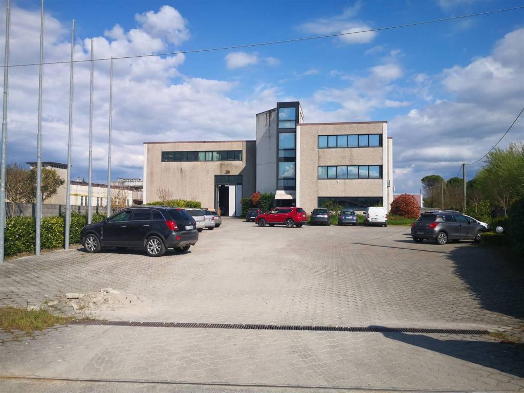 intera palazzina in vendita a Quarrata in zona Santonuovo