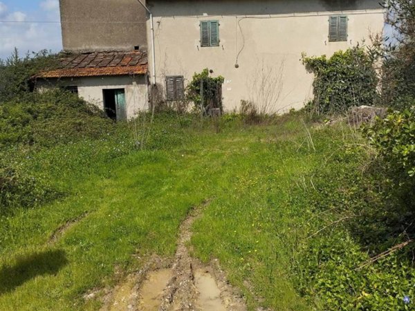 casa indipendente in vendita a Quarrata in zona Lucciano