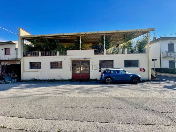 locale di sgombero in vendita a Quarrata in zona Lucciano