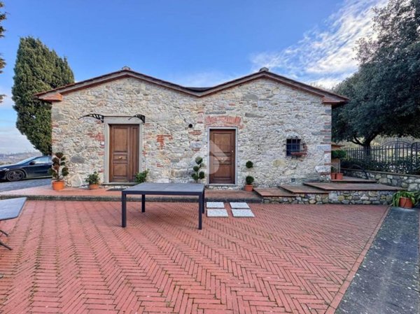 casa indipendente in vendita a Quarrata in zona Buriano