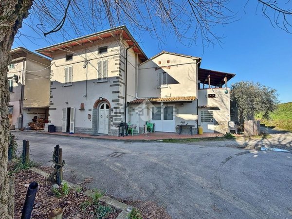 casa indipendente in vendita a Quarrata in zona Caserana