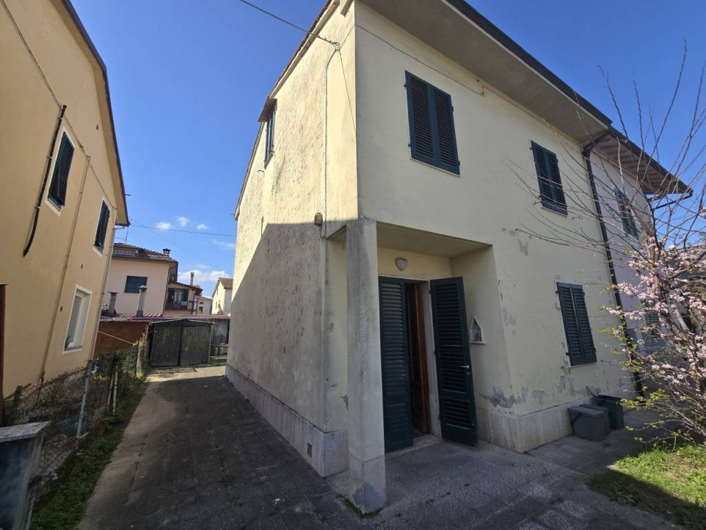 casa indipendente in vendita a Quarrata