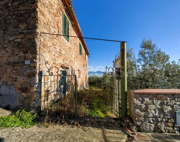 casa indipendente in vendita a Quarrata in zona Lucciano