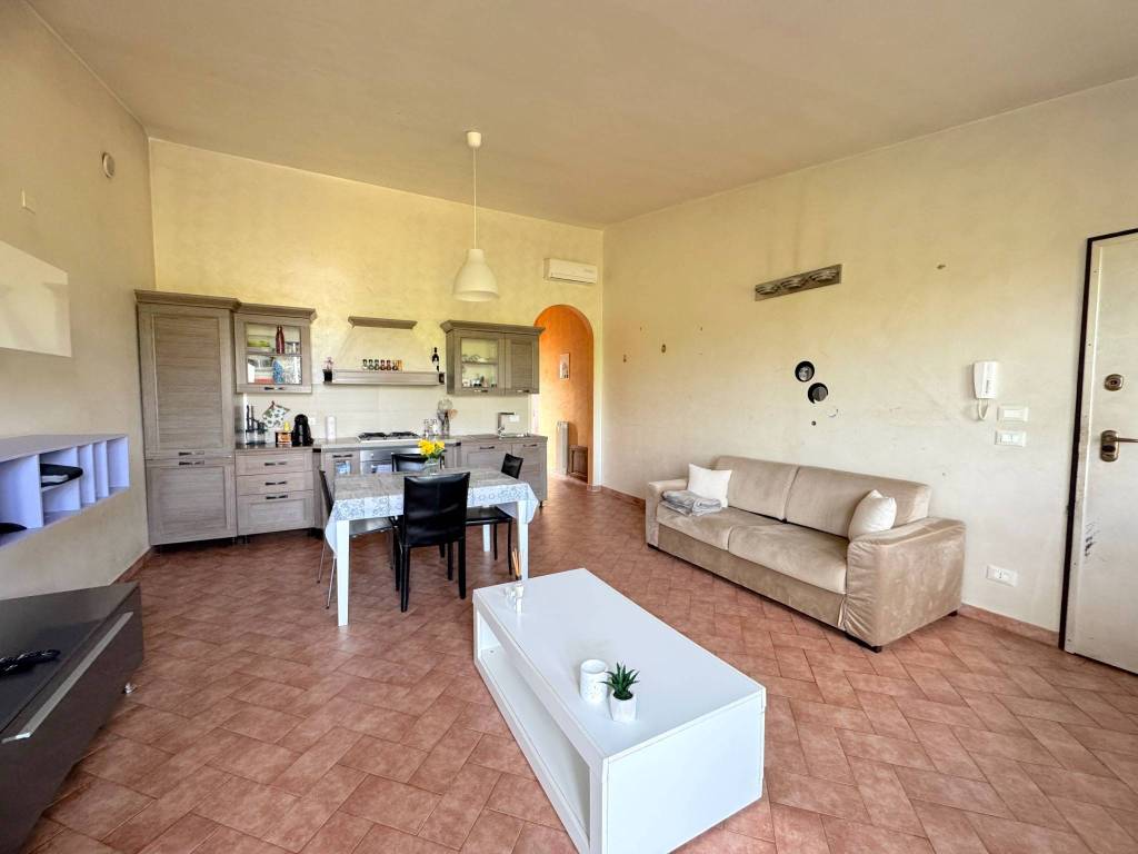 intera palazzina in vendita a Quarrata in zona Ferruccia