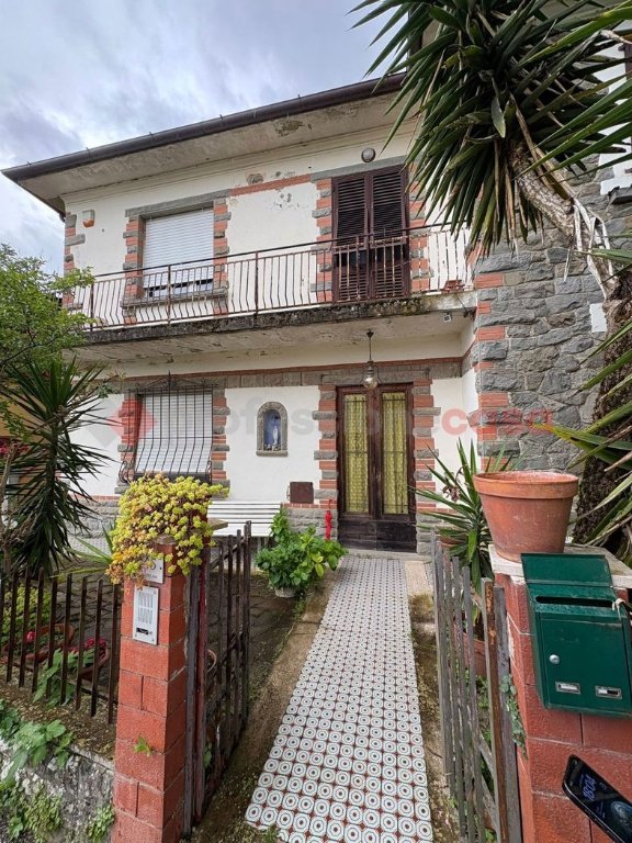 casa indipendente in vendita a Quarrata in zona Montemagno
