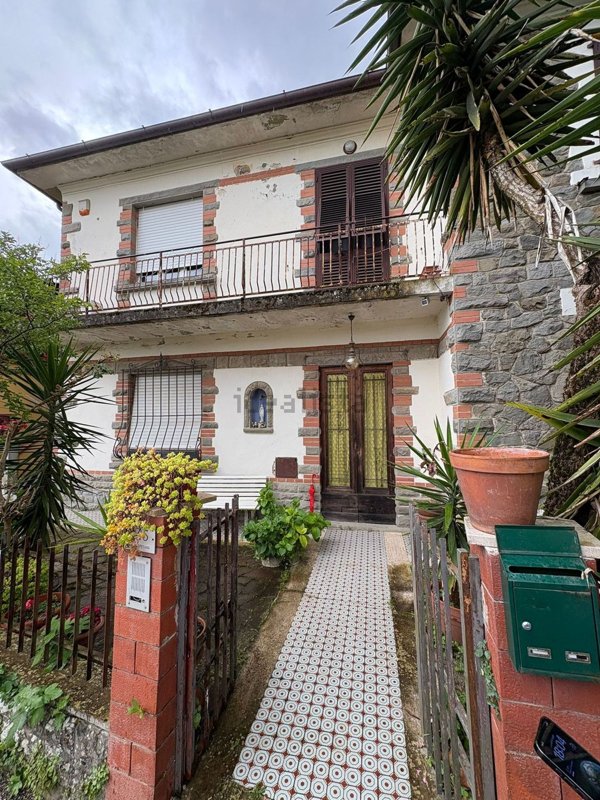 casa indipendente in vendita a Quarrata in zona Montemagno