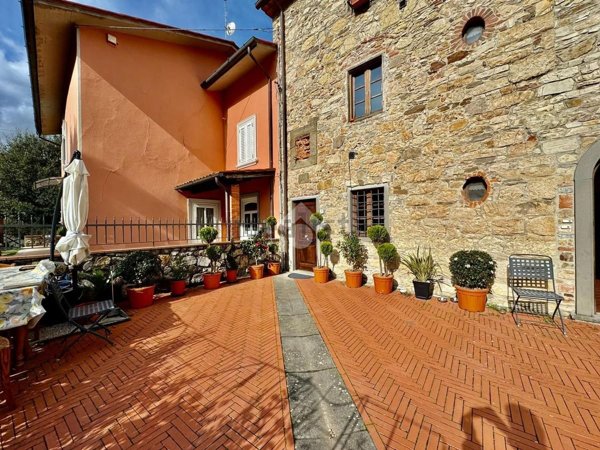 casa indipendente in vendita a Quarrata in zona Buriano