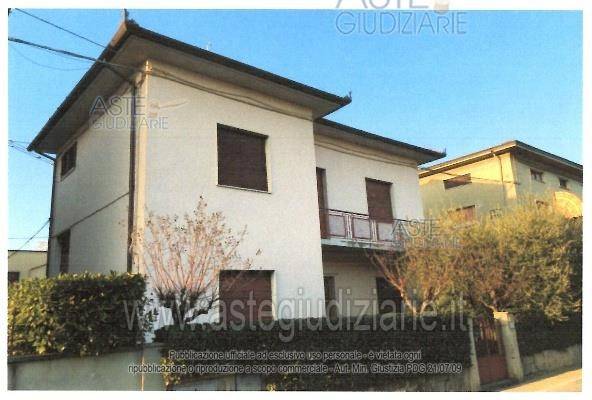casa indipendente in vendita a Quarrata