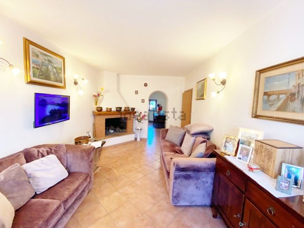 casa indipendente in vendita a Quarrata in zona Valenzatico