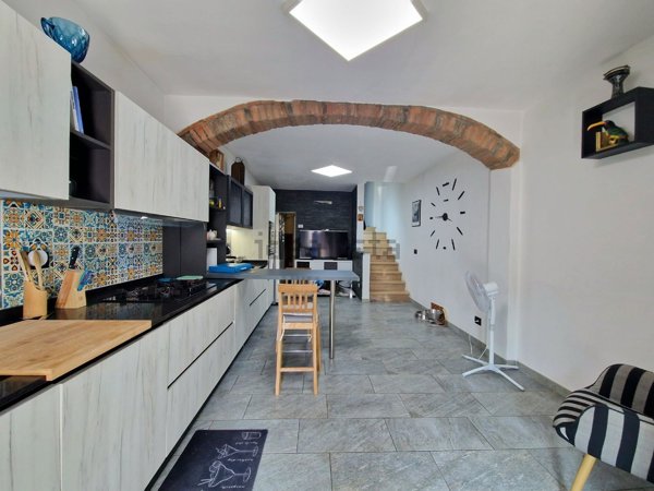 casa indipendente in vendita a Quarrata in zona Caserana