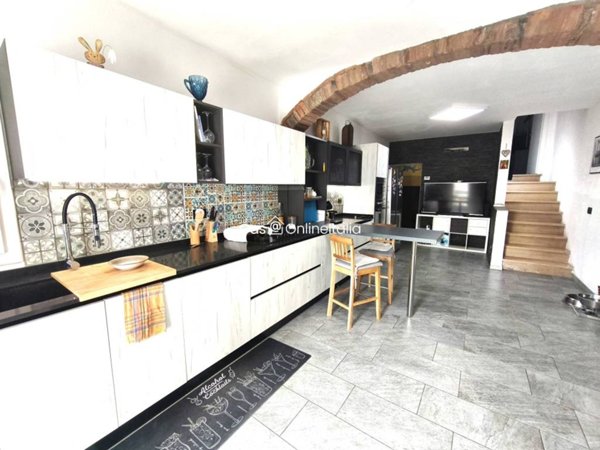 casa indipendente in vendita a Quarrata in zona Caserana