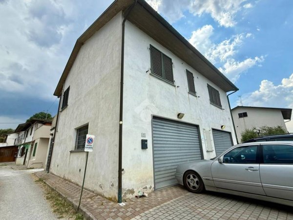 casa indipendente in vendita a Quarrata in zona Valenzatico