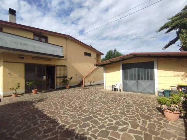 locale commerciale in vendita a Quarrata