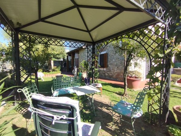 casa indipendente in vendita a Quarrata