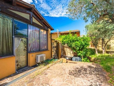 casa indipendente in vendita a Quarrata in zona Buriano