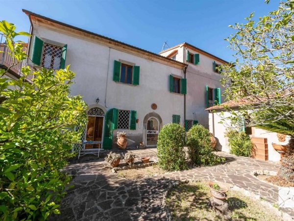 casa indipendente in vendita a Quarrata in zona Tizzana