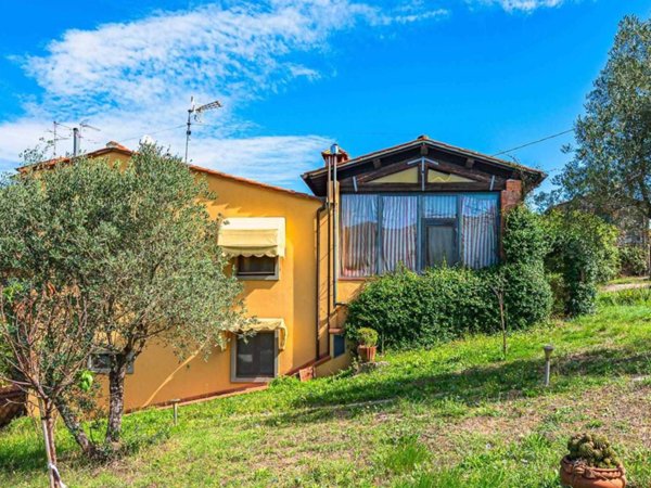 casa indipendente in vendita a Quarrata in zona Buriano