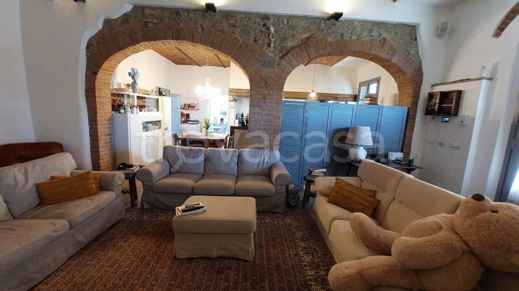 casa indipendente in vendita a Quarrata in zona Catena