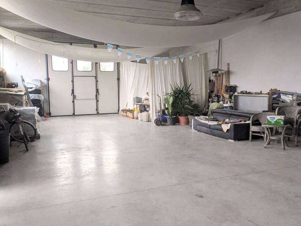 locale commerciale in vendita a Quarrata in zona Vignole