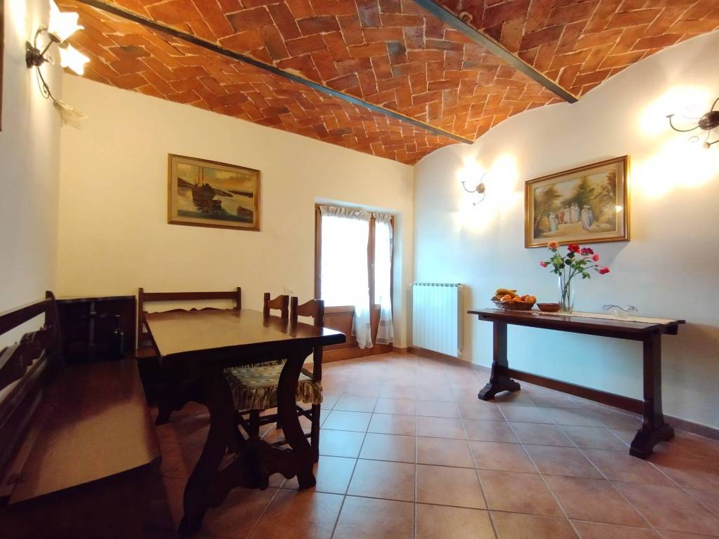 casa indipendente in vendita a Quarrata in zona Valenzatico