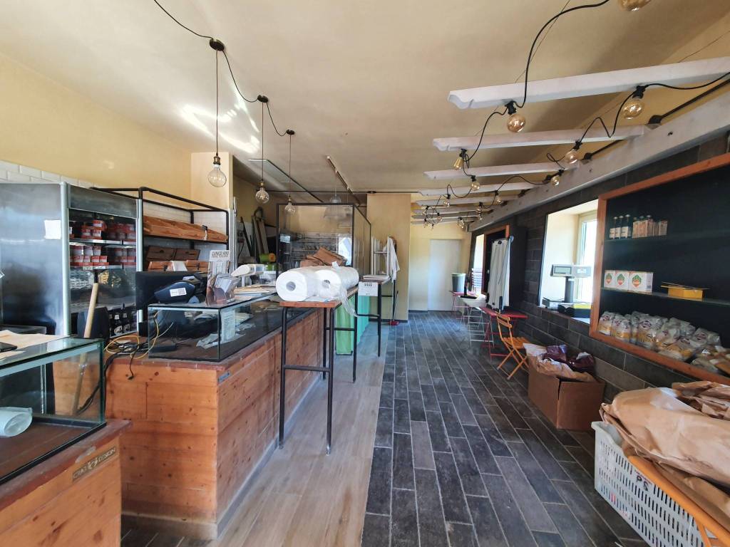 negozio in vendita a Quarrata in zona Vignole