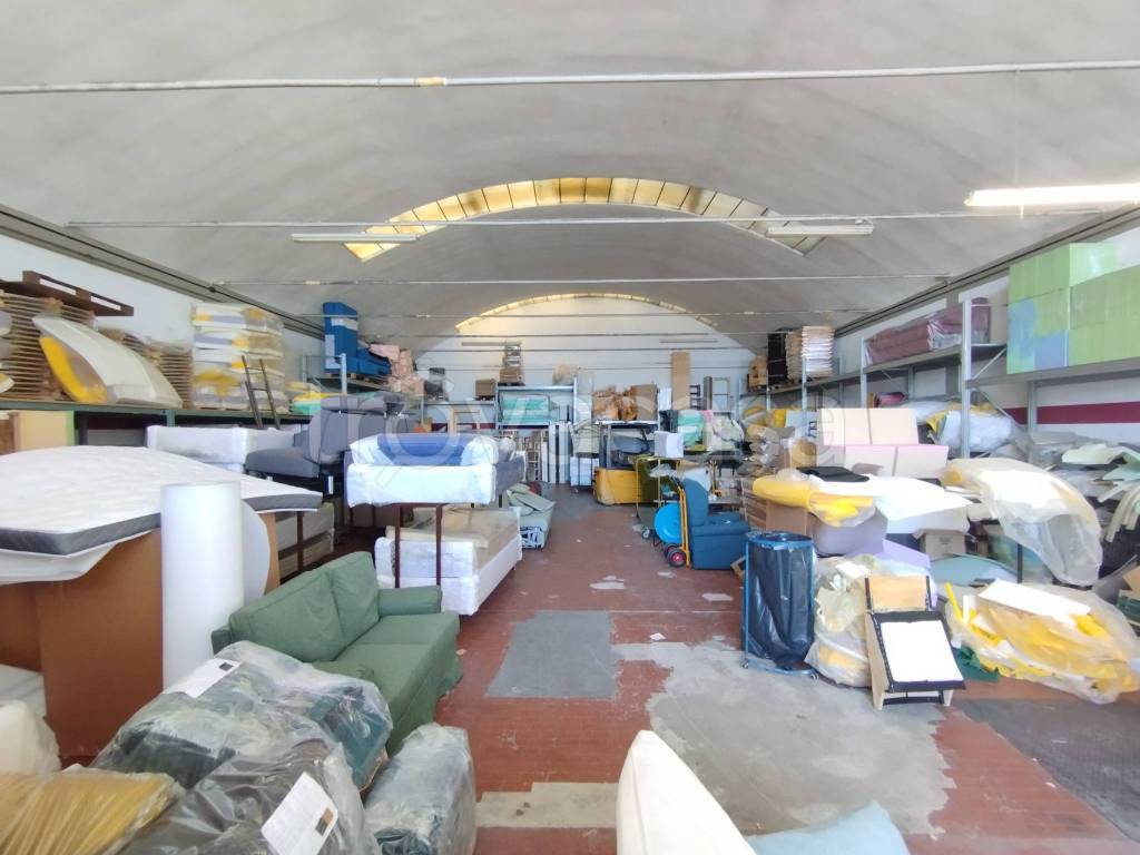 locale commerciale in vendita a Quarrata in zona Montemagno