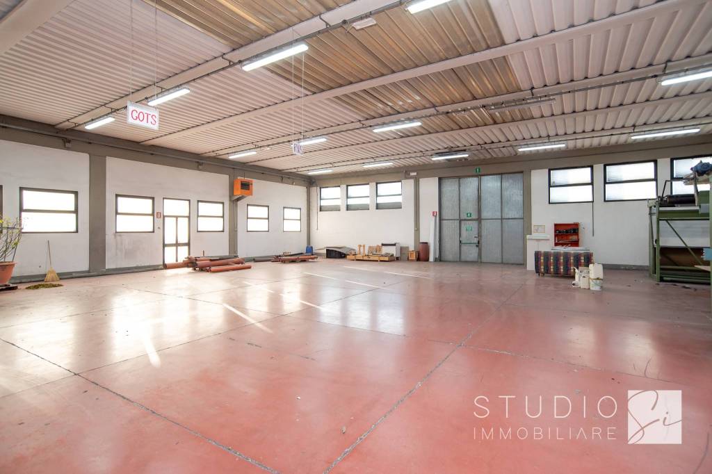 locale commerciale in vendita a Quarrata in zona Valenzatico