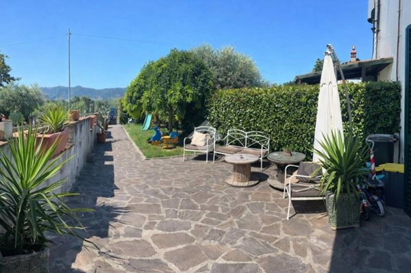 casa indipendente in vendita a Quarrata in zona Valenzatico