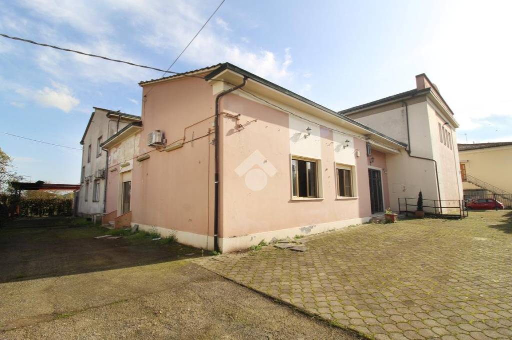 negozio in vendita a Quarrata in zona Catena