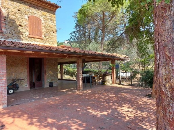 casa indipendente in vendita a Quarrata in zona Tizzana