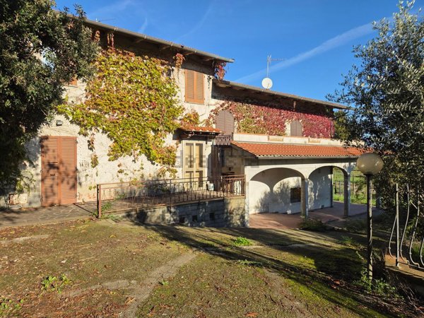 casa indipendente in vendita a Quarrata in zona Tizzana