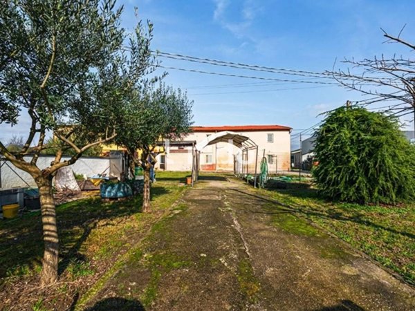 casa indipendente in vendita a Quarrata in zona Valenzatico